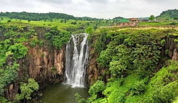 places to visit near indore in monsoon